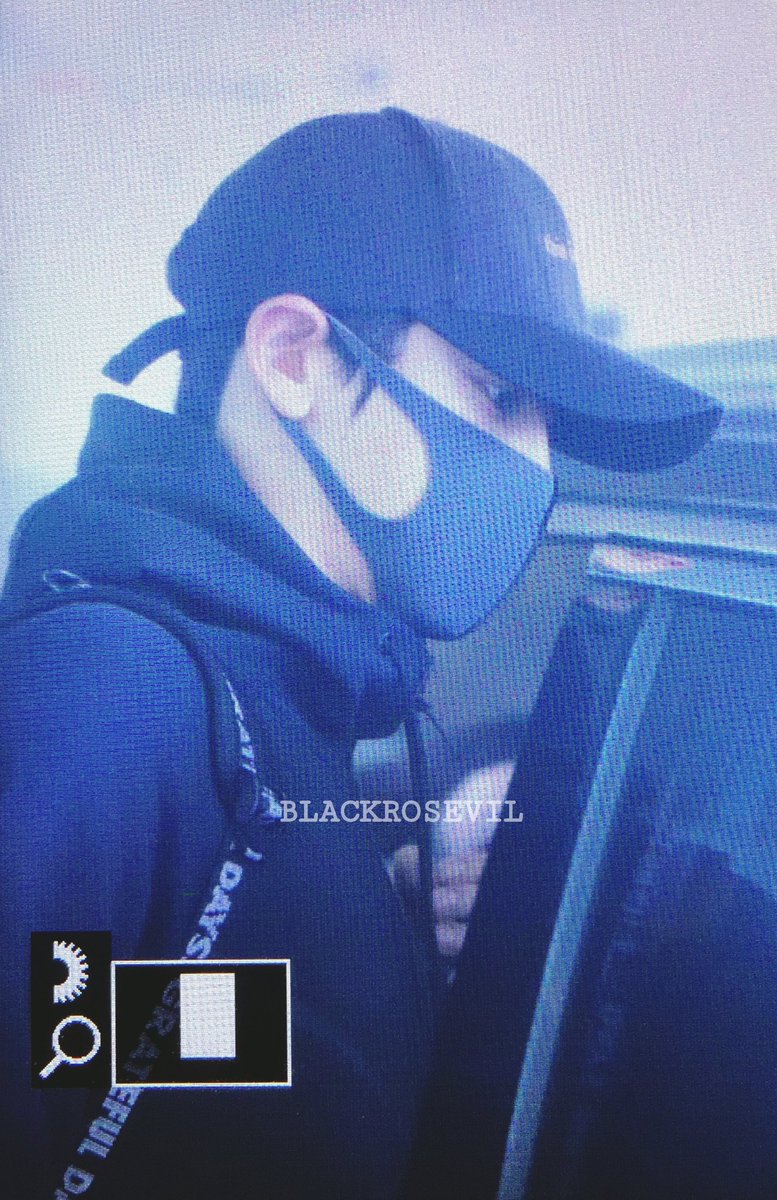 BLACKROSEVIL61's tweet photo. 180621 ICN #CHANYEOL #찬열 🖤🖤🖤 https://t.co/bXhPdiJX9Q