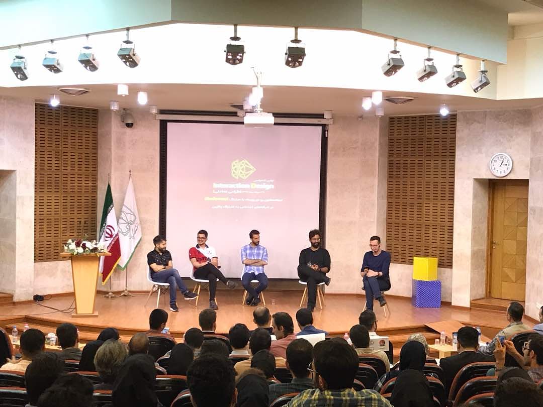 ixd_event's tweet photo. پنل اول با حضور سام، مزدک، کیارش و مسیح. آرش این پنل رو راهبری می‌کنه.
موضوع این پنل شناخت کاربر ایرانی برای طراحی محصول هست. 

#ixdevent 
#کنفرانس_طراحی_تعاملی https://t.co/5HsvYIBkWA