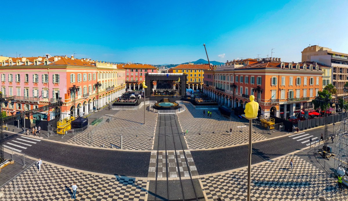 Pour notre #JeudiPhoto, nous vous offrons ce matin une image unique de la Place Masséna prête à accueillir la #FêtedelaMusique2018 ! 🤩 

À ce soir ! #TousANice #FDLM
