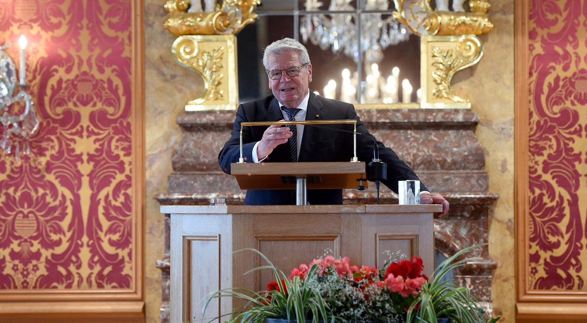 Marktkorb's tweet image. Ex-Bundespräsident Joachim Gauck hat den Winfriedpreis in Empfang genommen: bit.ly/2KbMw3l