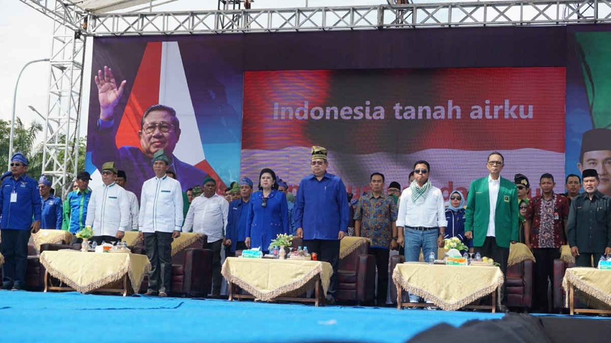 HafidziHasan's tweet photo. berdiri dengan sangat gagah tampak sekali wibawanya. semoga Allah selalu memberikan nikmat sehat untuk  terus memajukan Indonesia, khususnya Riau.
#RiauCoblosNomorTiga
#FirdausRusliMenang
#FirdausRusliGubernurRiau https://t.co/acKhyJfihb