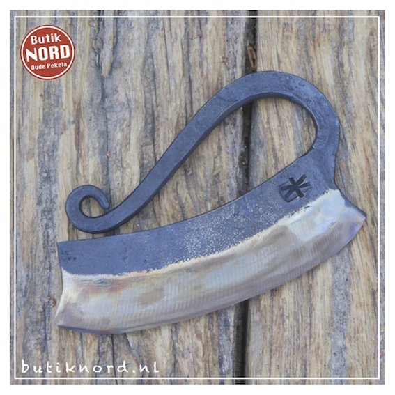 butiknord's tweet photo. Nu bij ons verkrijgbaar: duurzaam handgesmede Kruiden Chopper met houten staander. Handig om uw verse tuinkruiden, groenten of kaas mee te snijden. Elk exemplaar is uniek! #kruidenmes #kruidenchopper #duurzaam #handgesmeed #herbchopper #handforged https://t.co/SmgnxK4Bfx
