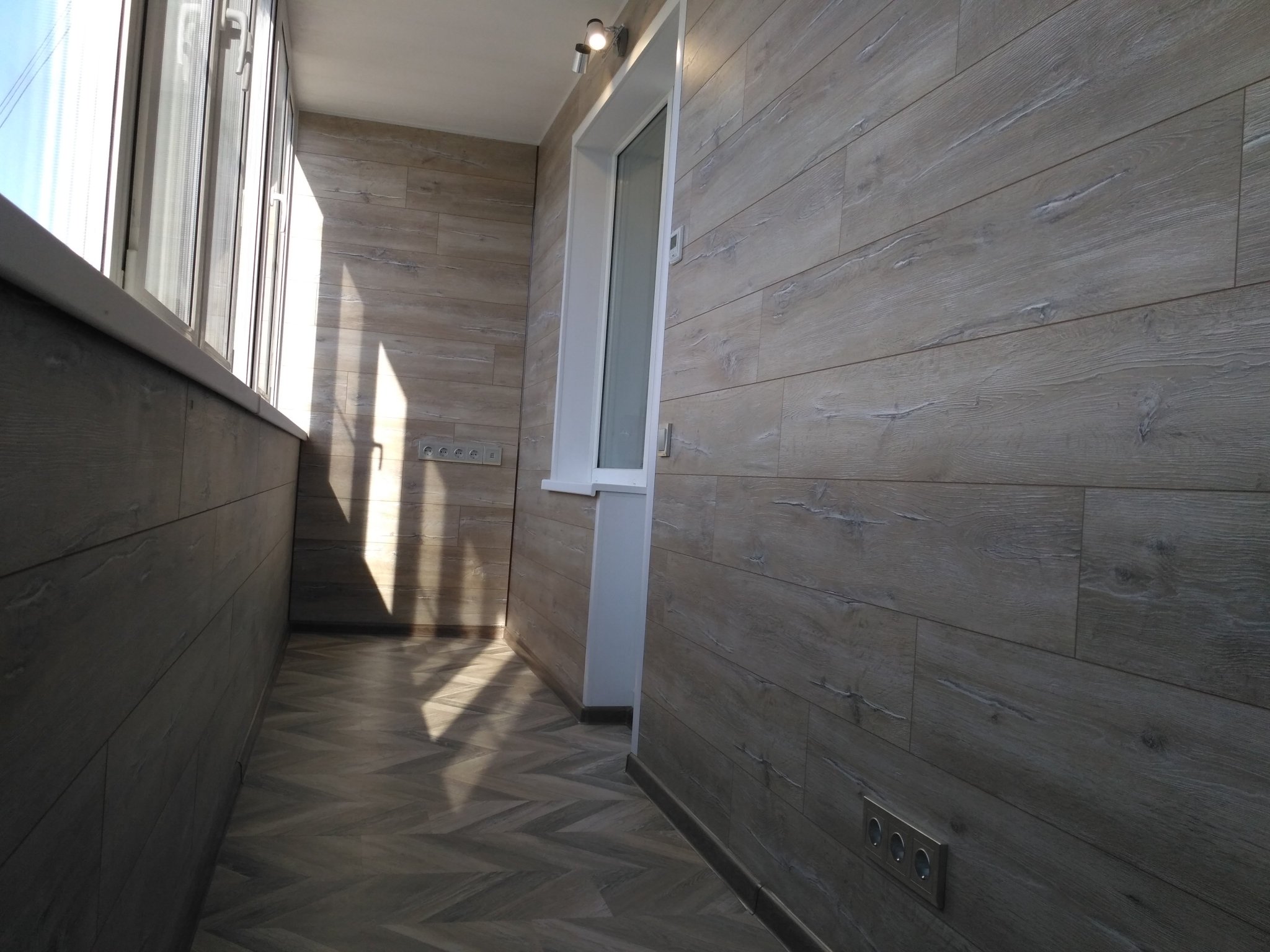 Балкон Ламинатом