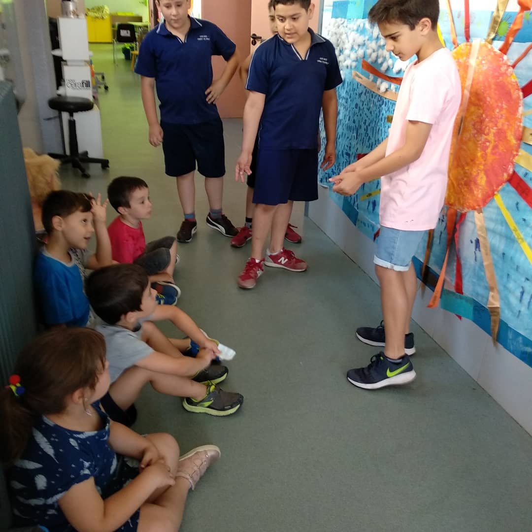 OmsidePrat's tweet image. Els nens i nenes de 3r. i 4rt. de primària @ omsideprat s'han organitzat per oferir uns tallers participatius a infantil a partir del treball iniciat del cicle de l'aigua i gaudint d'un mural dut a terme pels #karatekesiescaladors #juntscompartim #pedrerafundació  #juntsfemcami