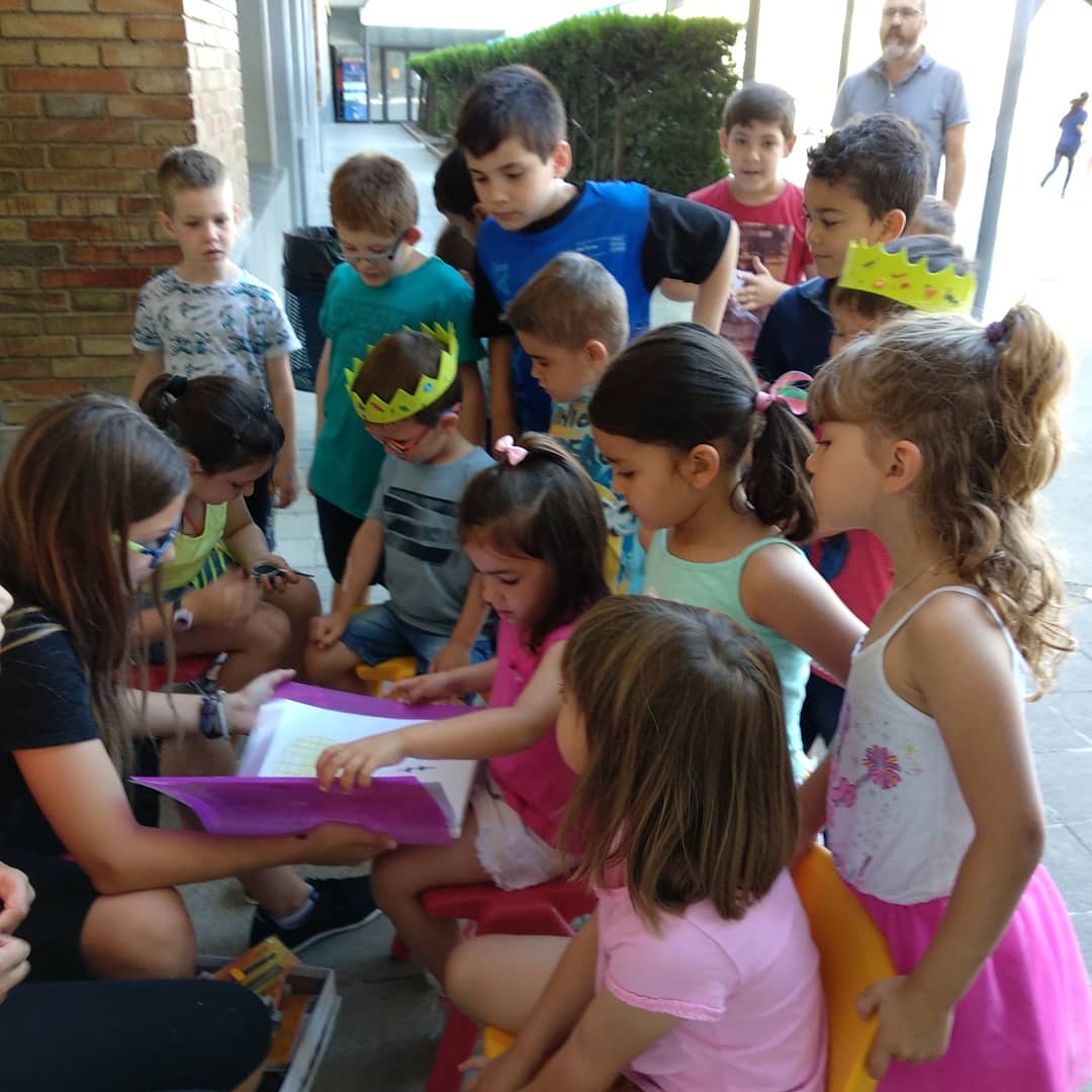 OmsidePrat's tweet image. Els nens i nenes de 3r. i 4rt. de primària @ omsideprat s'han organitzat per oferir uns tallers participatius a infantil a partir del treball iniciat del cicle de l'aigua i gaudint d'un mural dut a terme pels #karatekesiescaladors #juntscompartim #pedrerafundació  #juntsfemcami