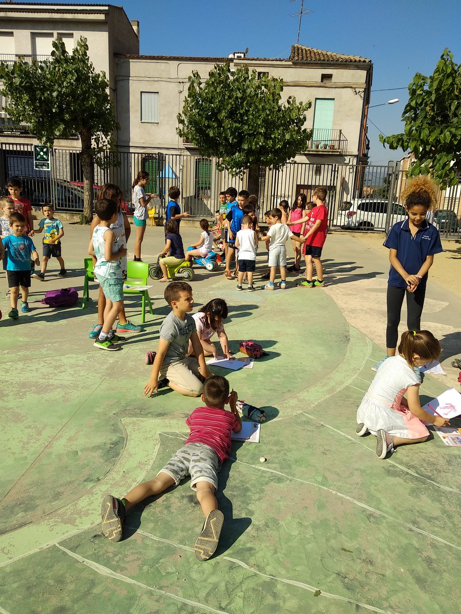 OmsidePrat's tweet image. Els nens i nenes de 3r. i 4rt. de primària @ omsideprat s'han organitzat per oferir uns tallers participatius a infantil a partir del treball iniciat del cicle de l'aigua i gaudint d'un mural dut a terme pels #karatekesiescaladors #juntscompartim #pedrerafundació  #juntsfemcami