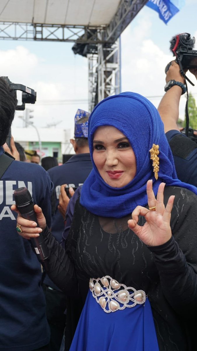 HafidziHasan's tweet photo. selamat datang Evie Tamala, selamat menghibur dan selamat telah mendukung orang yang tepat untuk masa depan Riau
#RiauCoblosNomorTiga
#FirdausRusliMenang
#FirdausRusliGubernurRiau https://t.co/g17HFm7VqL