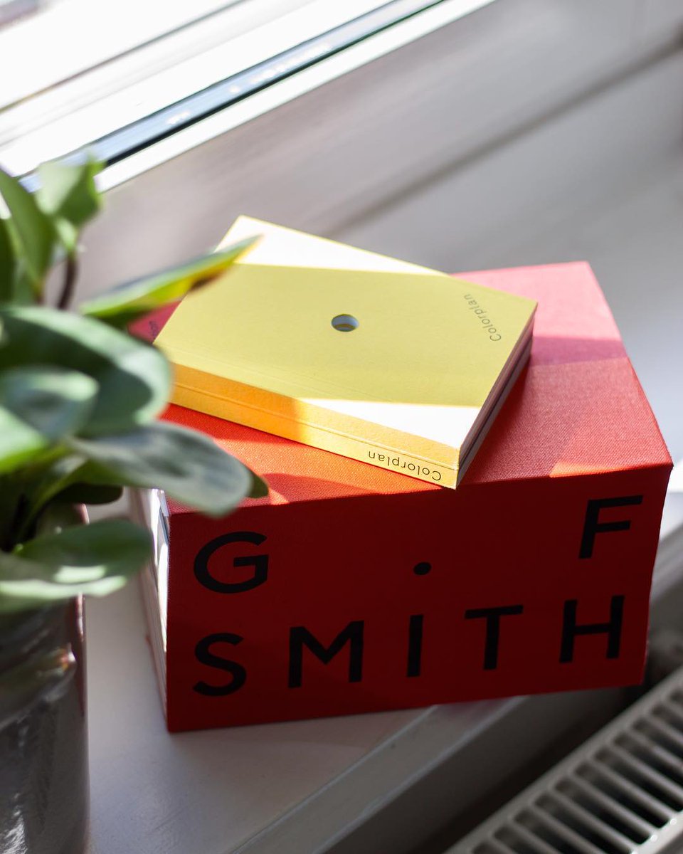 mooipapier's tweet image. Little and large! #TheCollection from @gfsmithpapers and #ColourBookMini @colorplanpapers shot by Gemma Estadella.