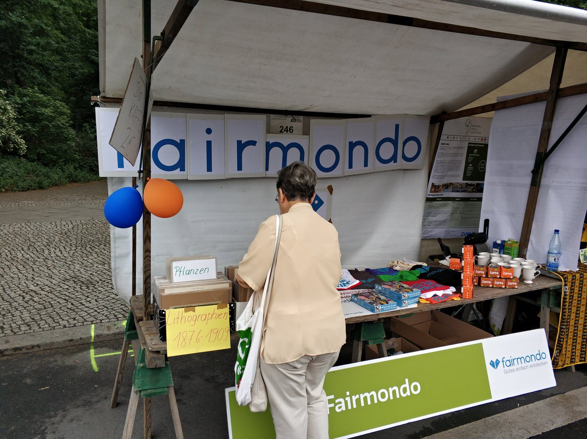 fairmondo's tweet photo. #Fairmondo auf dem Berliner #Umweltfestival am Brandenburger Tor morgens um 12. https://t.co/XeMK2SfZxN