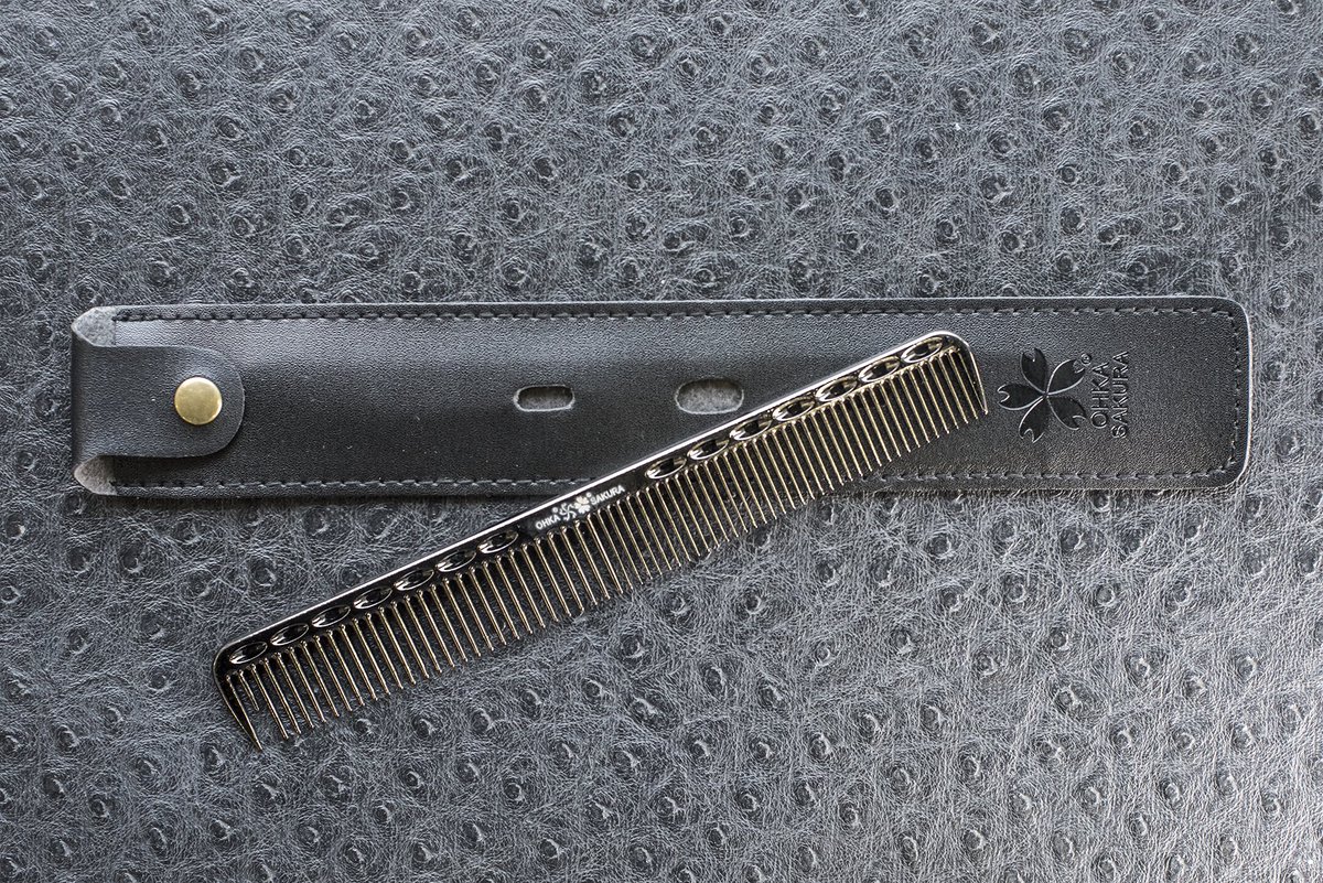 thebarberbash's tweet image. Brilliant metal combs, ideal for sectioning. Long lasting and very eye catching in all colours.

Hit the website to get yours today.
greatbritishbarberbash.co.uk 

#barber #barberlife #barbergang #hairlife