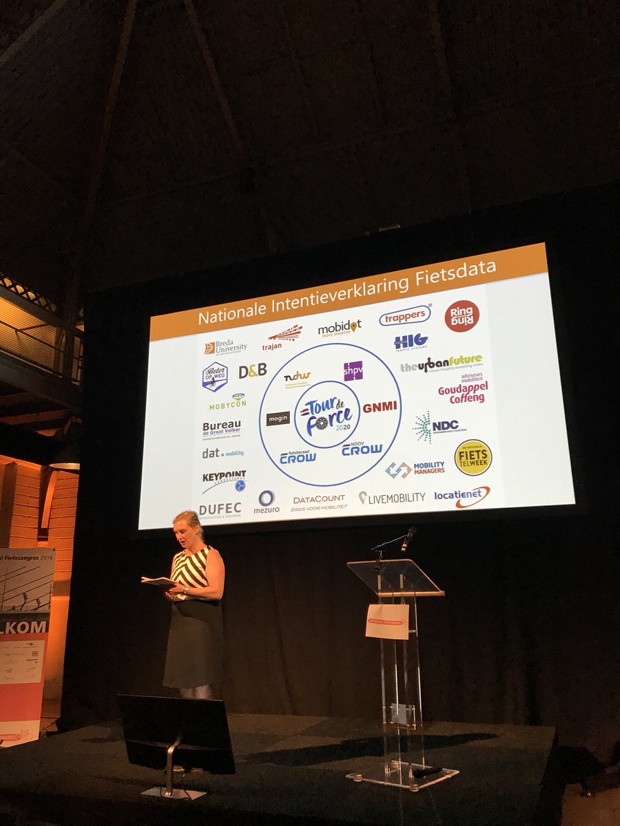 katedejager's tweet image. Via #whatsapp wordt #datadeal #fietsdata ‘getekend’. @romanista, wegkapitein @TourDeForce2020 nodigt iedereen uit.