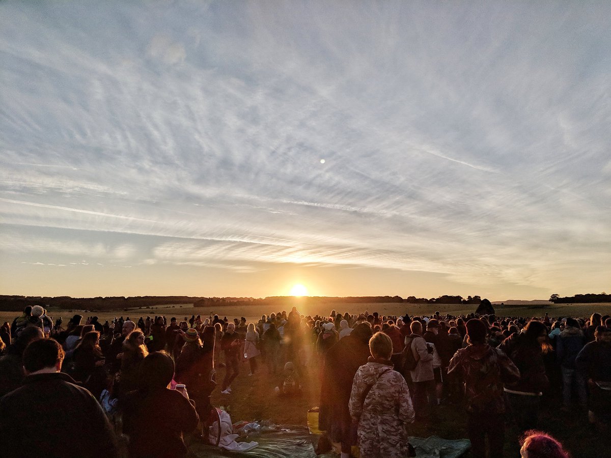 EnglishHeritage's tweet photo. A perfect morning for the #SummerSolstice sunrise at Stonehenge. https://t.co/BYulY3fxY0
