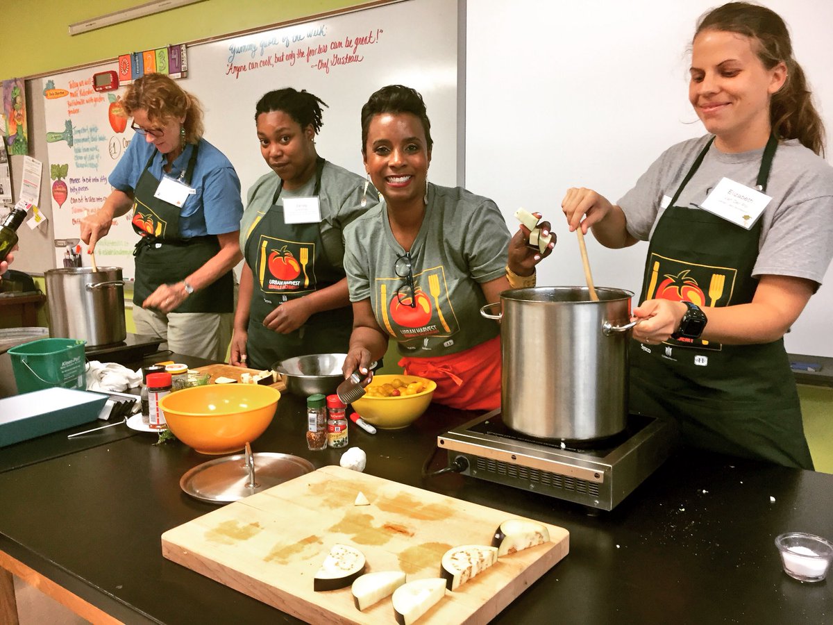 culinarykellie's tweet photo. Day 2: @UrbanHarvest #edibleacademyhouston is cooking #kitchenflow rocking #rattatouille 🍅🍆@GLECPVA 🥄Thanks for the pic @Enmicocinahoy 📸😍 https://t.co/3yNQtv0WoT