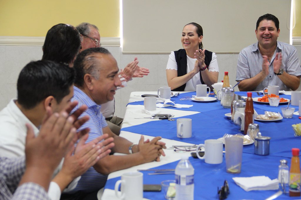 LorenaGaribayUl's tweet photo. El día de hoy me reuní con un grupo de amigos Guaymenses distinguidos en El Rincón de Cambustón. Tuve la oportunidad de platicarles que vamos a hacer por Guaymas desde el Congreso del Estado. Muy agradecida con Luis Hector Padilla por la invitación. #GuaymasVaACambiar https://t.co/f3ezqTS2EV