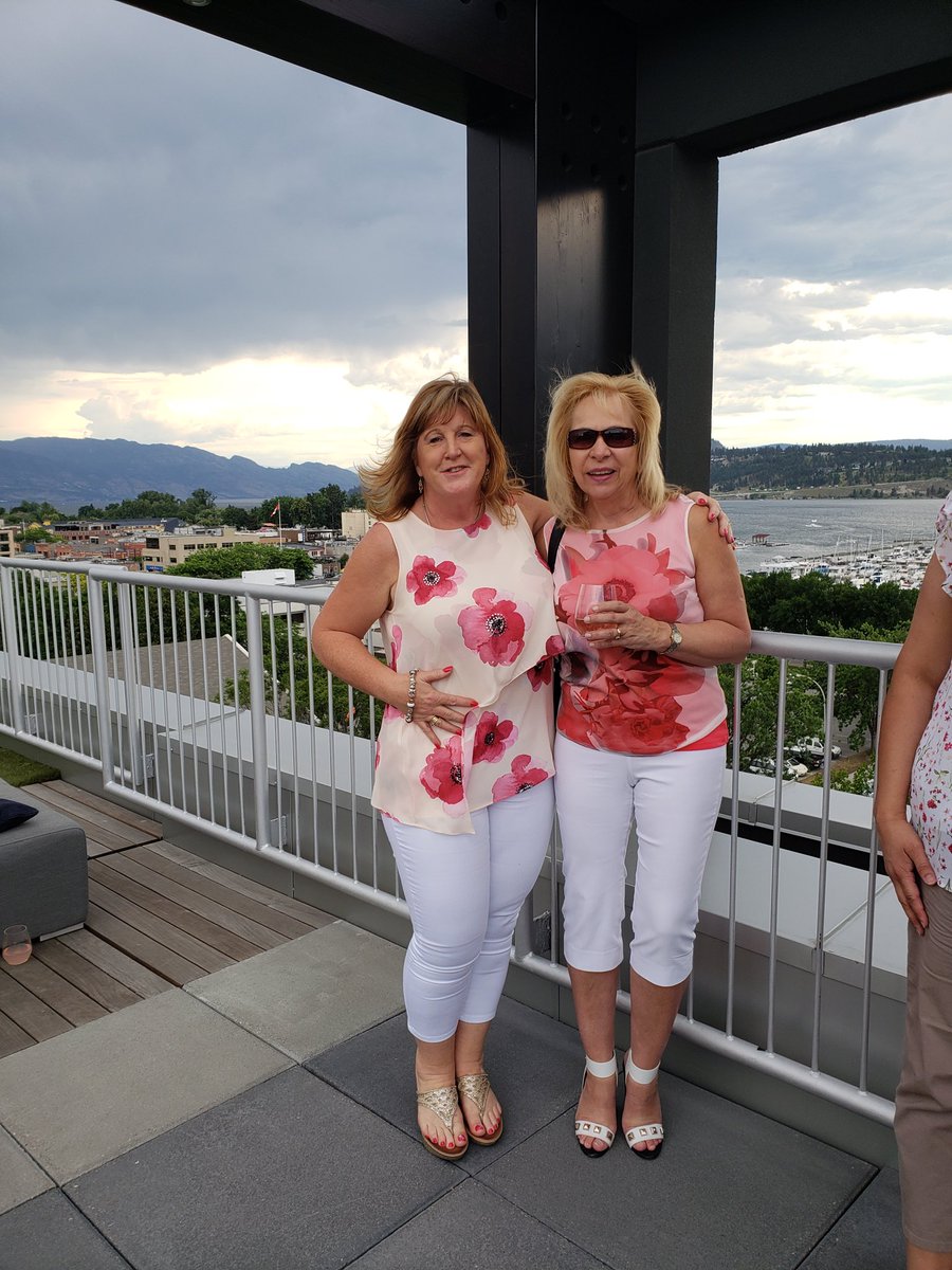 JulieStephens's tweet photo. When you turn up as twins without even talking in advance! A great evening with ⁦@ProsperaCU⁩ colleagues! #LSM2018 #PCULeadership https://t.co/UN4EekDMPe