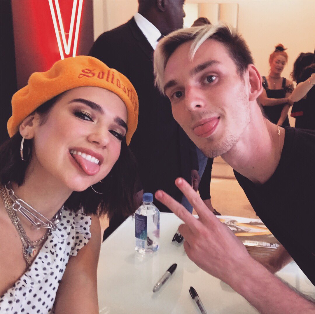 DuaLipa_NewRule's tweet photo. Dua Lipa with fans at signing cover #V113 @vmagazine in New York ❤️ @cherrycastles @IipasIight https://t.co/PdaX7e8jIY