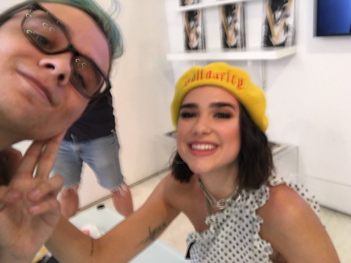 DuaLipa_NewRule's tweet photo. Dua Lipa with fans at signing cover #V113 @vmagazine in New York ❤️ @cherrycastles @IipasIight https://t.co/PdaX7e8jIY