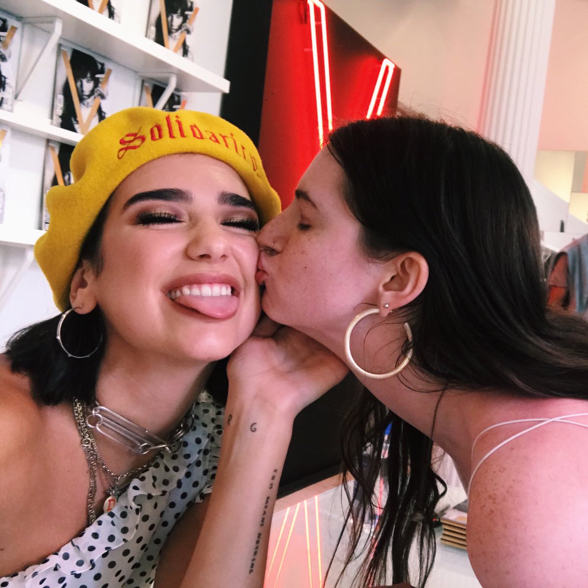 DuaLipa_NewRule's tweet photo. Dua Lipa with fans at signing cover #V113 @vmagazine in New York ❤️  @newamericanas @LlGHTlSCOMlNG @robertmcisaac https://t.co/tcS7eTQT1N