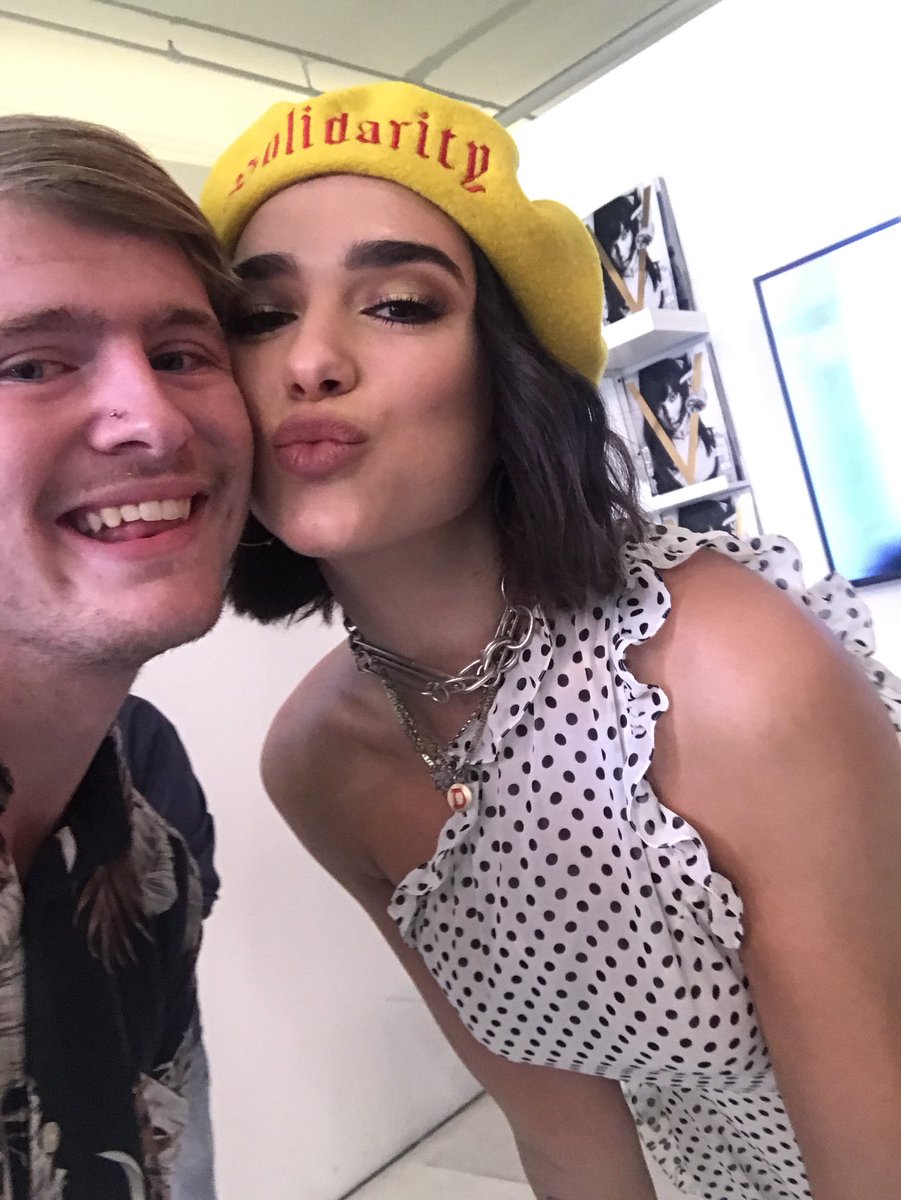 DuaLipa_NewRule's tweet photo. Dua Lipa with fans at signing cover #V113 @vmagazine in New York ❤️  @newamericanas @LlGHTlSCOMlNG @robertmcisaac https://t.co/tcS7eTQT1N