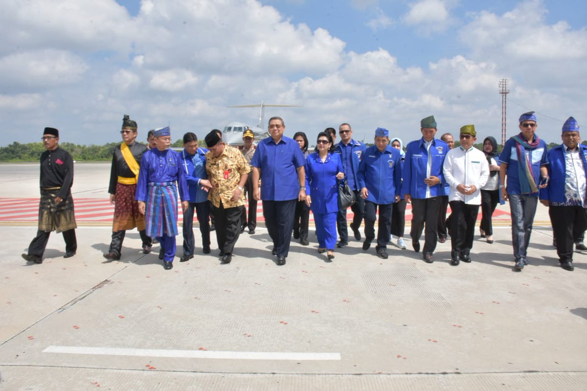 franzsetya502's tweet photo. Selamat datang Presiden ke 6 RI bpk Susilo Bambang Yudhoyono di bumi lancang kuning, agenda beliau ke RIAU untuk menghadiri Kampanye Akbar di lapangan merdeka bangkinang.
#FirdausRusliGubernurRiau
#RiauCoblosNomorTiga
#FirdausRusliMenang
#FirdausRusliGubernurRiau https://t.co/tSREfK2OIM