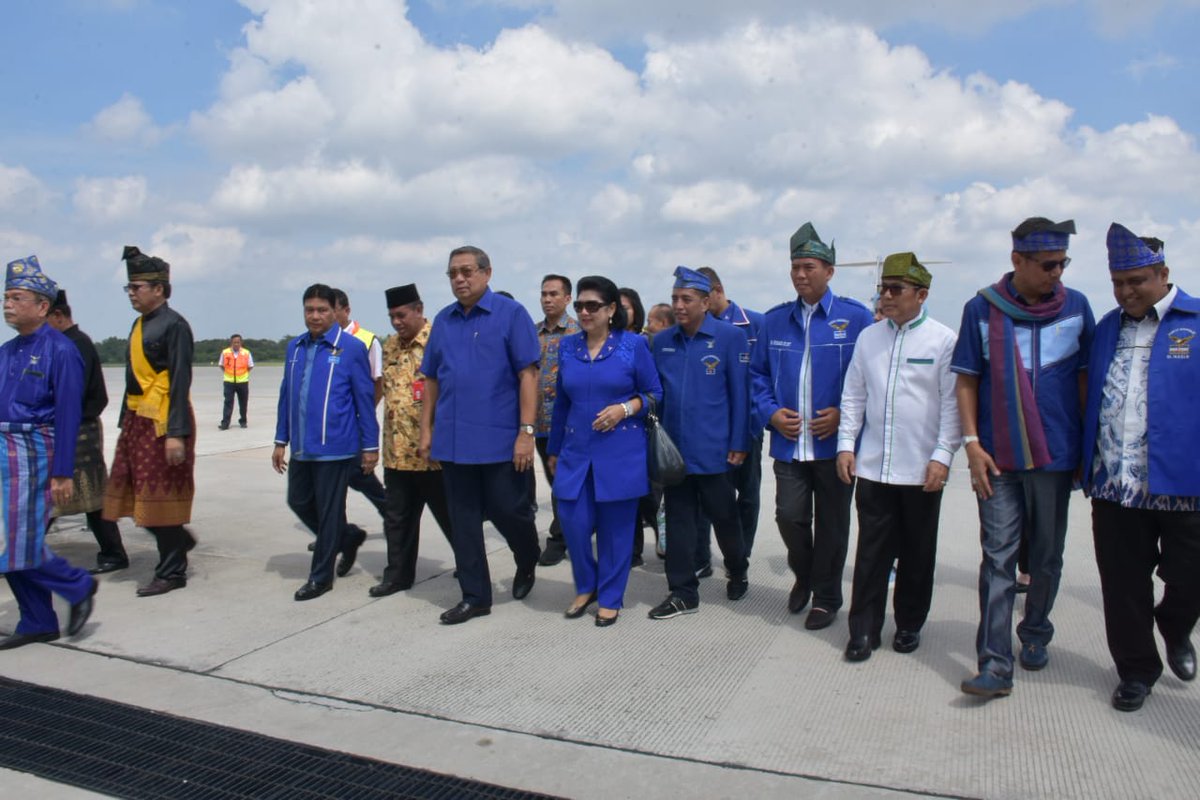 franzsetya502's tweet photo. Selamat datang Presiden ke 6 RI bpk Susilo Bambang Yudhoyono di bumi lancang kuning, agenda beliau ke RIAU untuk menghadiri Kampanye Akbar di lapangan merdeka bangkinang.
#FirdausRusliGubernurRiau
#RiauCoblosNomorTiga
#FirdausRusliMenang
#FirdausRusliGubernurRiau https://t.co/tSREfK2OIM