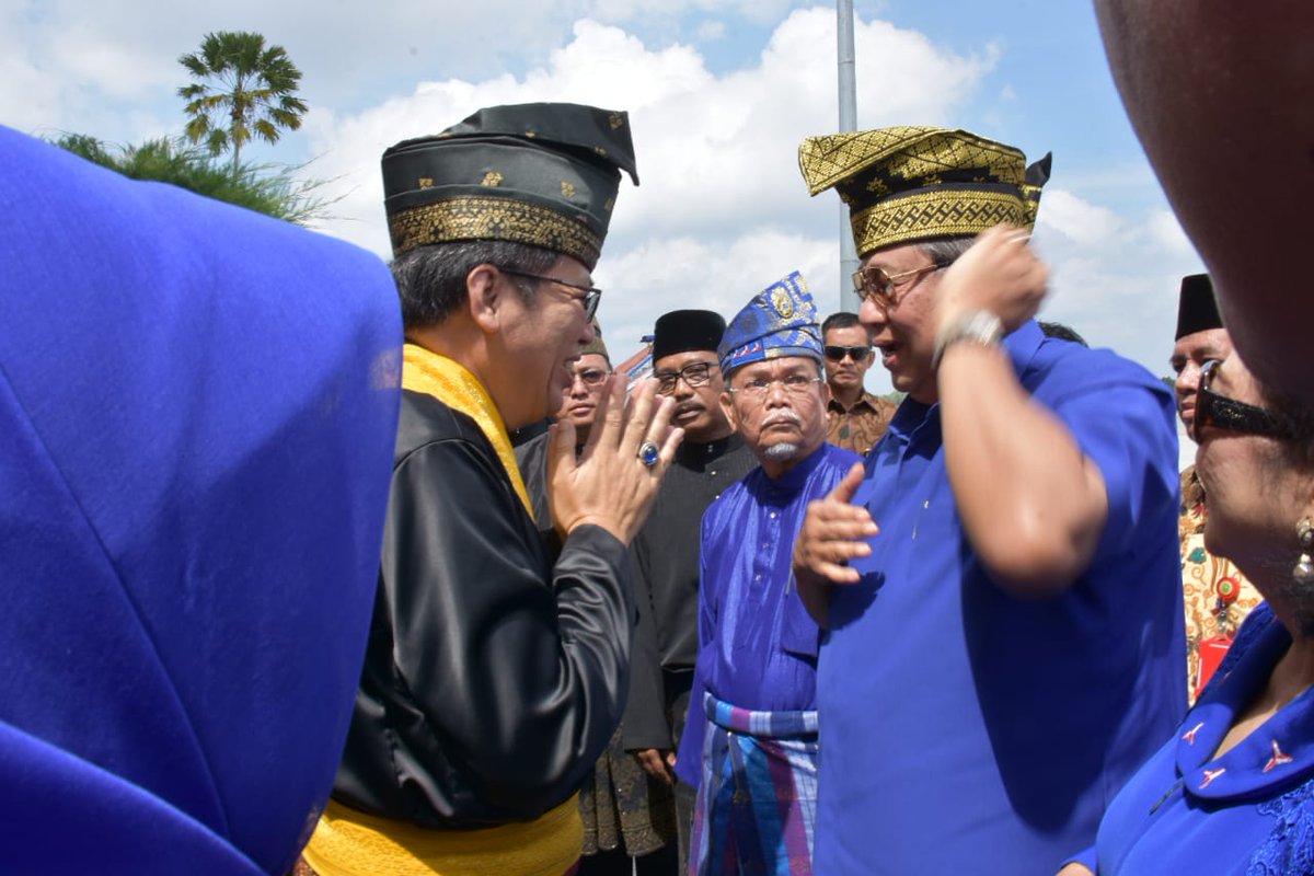 franzsetya502's tweet photo. Selamat datang Presiden ke 6 RI bpk Susilo Bambang Yudhoyono di bumi lancang kuning, agenda beliau ke RIAU untuk menghadiri Kampanye Akbar di lapangan merdeka bangkinang.
#FirdausRusliGubernurRiau
#RiauCoblosNomorTiga
#FirdausRusliMenang
#FirdausRusliGubernurRiau https://t.co/tSREfK2OIM