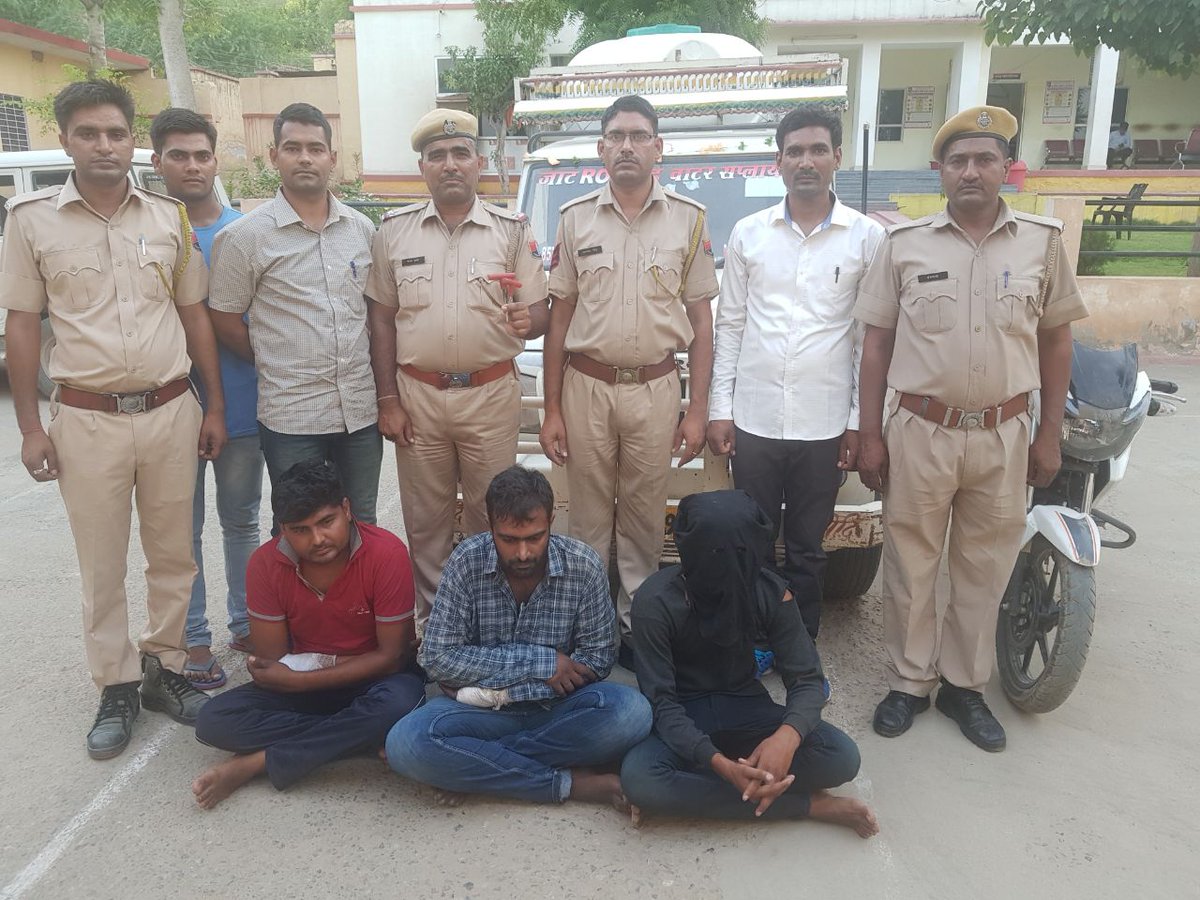 #सीकर: #पाटन पुलिस की बड़ी कार्रवाई से चोर गिरोह का हुआ पर्दाफाश. तीन चोरों को किया गिरफ्तार. चोरों ने करीब आधा दर्जन चोरियों की वारदात करना किया कबूल. चोरी की जीप व मोटरसाइकिल भी की जब्त.