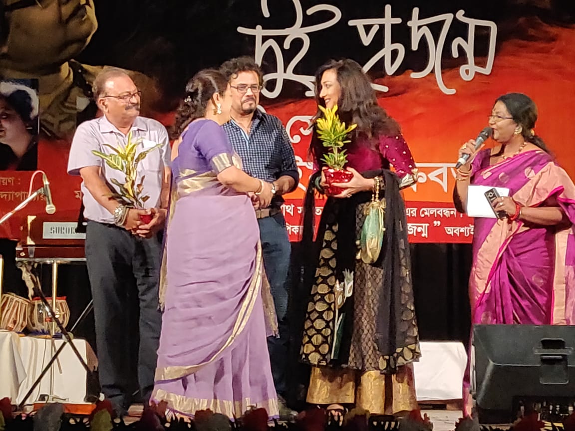 RituparnaSpeaks's tweet photo. Spent a musically enriched evening with these lovely people. #DuiProjonmo #AllAboutYesterday
@bickramghosh @imannmusic #SrabaniSen https://t.co/2DKfaKKQwy