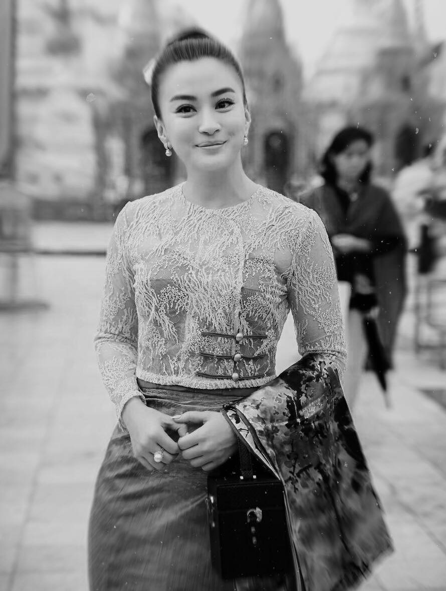 MyanmarStars's tweet photo. ဒ႑ာရီမိုး ႐ုပ္ရွင္ကန္ေတာ့ပဲြေပးအခမ္းအနား
#KitKit #WitHmoneShweYee #MyanmarStars https://t.co/JW5zX0ZOEo