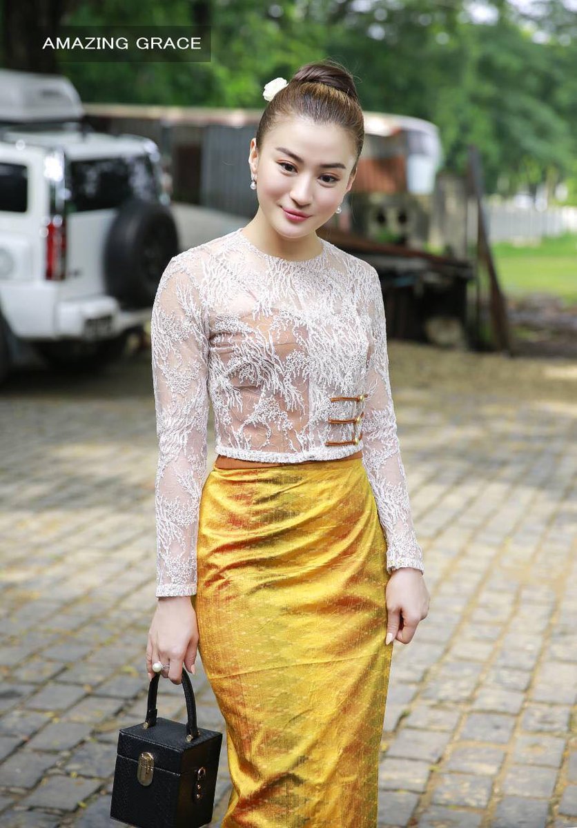 MyanmarStars's tweet photo. ဒ႑ာရီမိုး ႐ုပ္ရွင္ကန္ေတာ့ပဲြေပးအခမ္းအနား
#KitKit #WitHmoneShweYee #MyanmarStars https://t.co/JW5zX0ZOEo