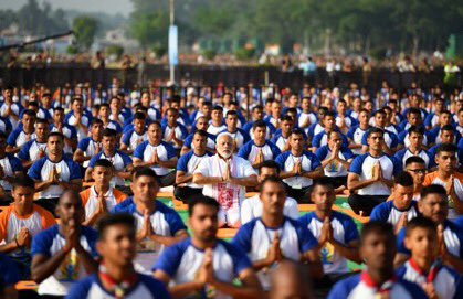 manoranjana's tweet photo. नमस्ते सदा वत्सले मातृभूमे
त्वया हिन्दुभूमे सुखं वर्धितोऽहम्।
महामङ्गले पुण्यभूमे त्वदर्थे
पतत्वेष कायो नमस्ते नमस्ते ।।
हे महामंगलमयी पुण्यभूमि आपके ही कार्य में मेरी यह काया (जीवन) समर्पित हो।
#अंतरराष्ट्रीय_योग_दिवस 
#InternationalDayOfYoga2018 @RSSorg https://t.co/ZJdadGDqAY