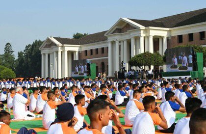 manoranjana's tweet photo. नमस्ते सदा वत्सले मातृभूमे
त्वया हिन्दुभूमे सुखं वर्धितोऽहम्।
महामङ्गले पुण्यभूमे त्वदर्थे
पतत्वेष कायो नमस्ते नमस्ते ।।
हे महामंगलमयी पुण्यभूमि आपके ही कार्य में मेरी यह काया (जीवन) समर्पित हो।
#अंतरराष्ट्रीय_योग_दिवस 
#InternationalDayOfYoga2018 @RSSorg https://t.co/ZJdadGDqAY