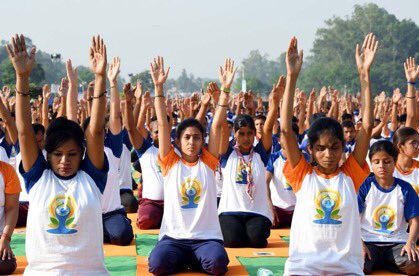 manoranjana's tweet photo. नमस्ते सदा वत्सले मातृभूमे
त्वया हिन्दुभूमे सुखं वर्धितोऽहम्।
महामङ्गले पुण्यभूमे त्वदर्थे
पतत्वेष कायो नमस्ते नमस्ते ।।
हे महामंगलमयी पुण्यभूमि आपके ही कार्य में मेरी यह काया (जीवन) समर्पित हो।
#अंतरराष्ट्रीय_योग_दिवस 
#InternationalDayOfYoga2018 @RSSorg https://t.co/ZJdadGDqAY