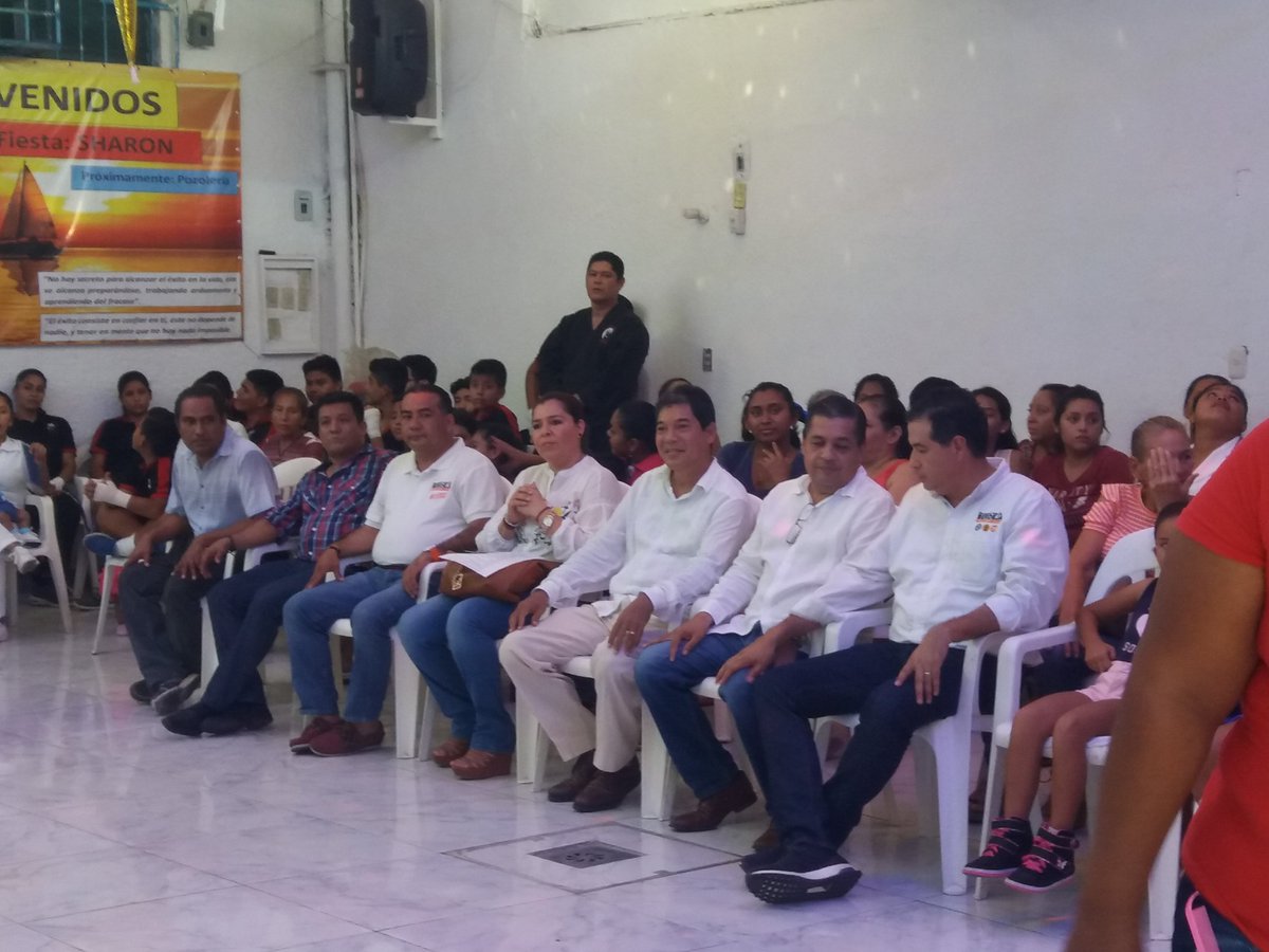 silvanoblancod's tweet photo. Nos reunimos con la sociedad civil de la zona poniente de Acapulco, respaldando a mi amigo Ricardo Mejía Berdeja, quien es candidato a Diputado Federal por el distrito 4. #Hablemosdefrente #Llegolahora #VotaBerdeja https://t.co/aHaFHdnFth