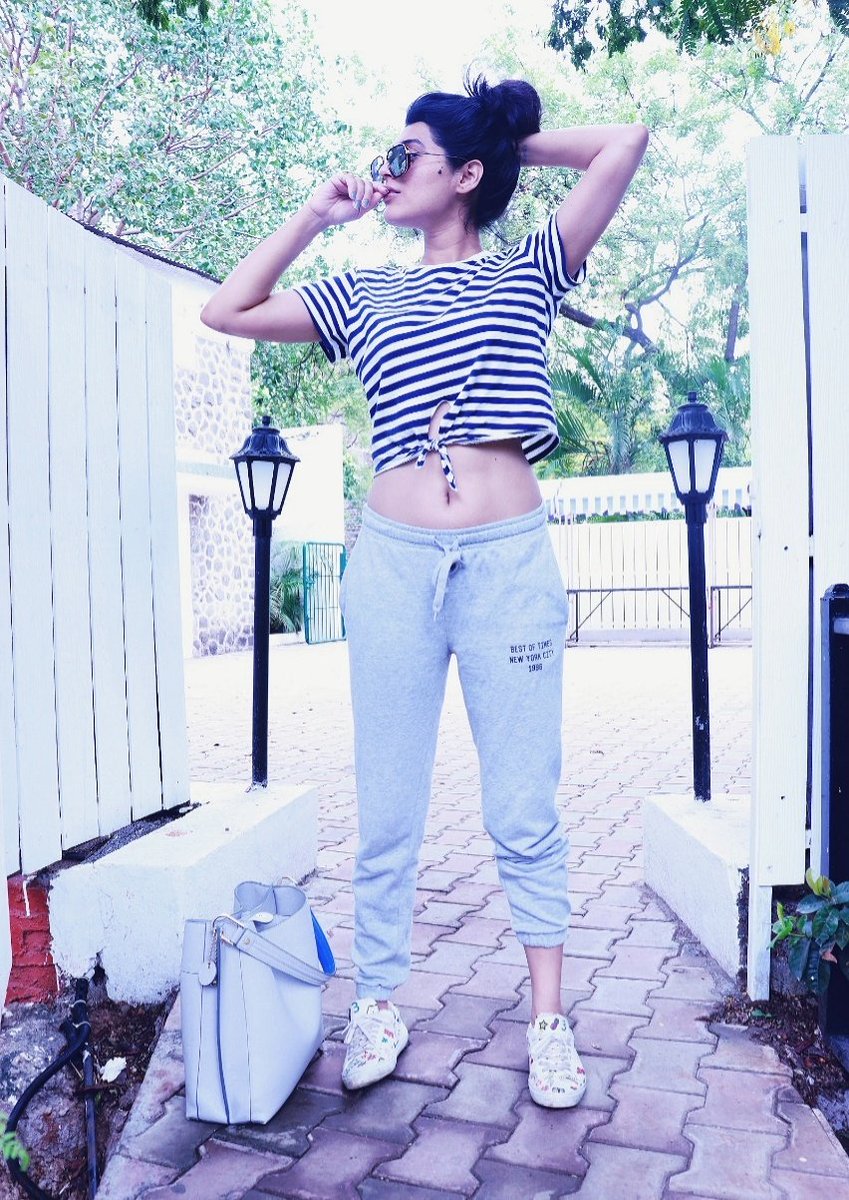 Thestylechatter's tweet photo. Traveling fashionably while still staying comfortable has always been my perfect travel outfit💕
@FemBloggers @loveblogRT @sincerelyessie @BBlogRT @LovingBlogs #bloggerstribe #blogger #BloggingGals #bloggerclan @wetweetblogs #indianbloggies #bloggerssparkle https://t.co/YSrsMeQvm5