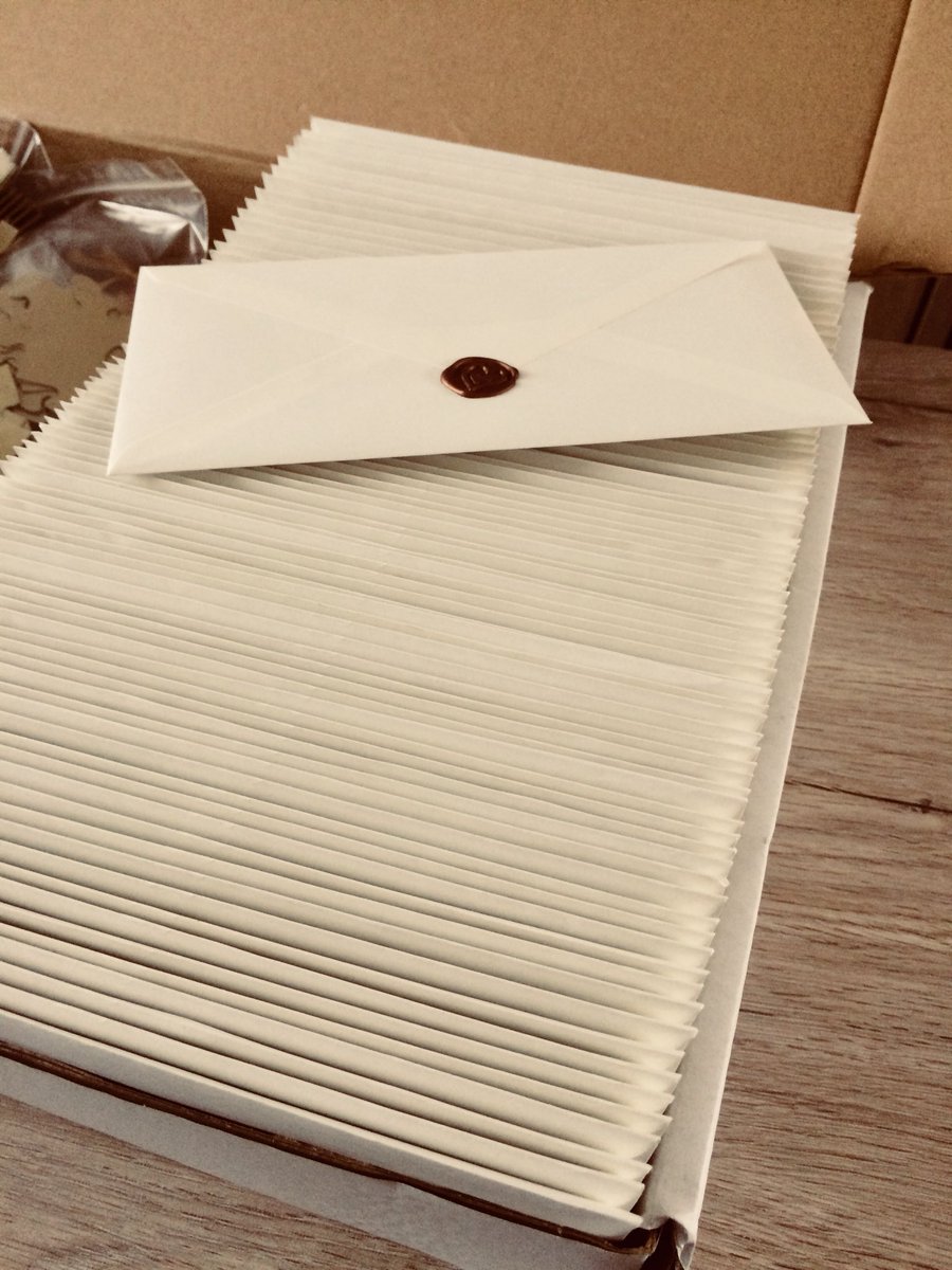 pnele's tweet photo. We gingen het ‘klein houden’🙈 #eenbeetjemislukt #uitnodigingen #enditzijnzenognietallemaal #trouw💍 https://t.co/iiIJn7CnrT