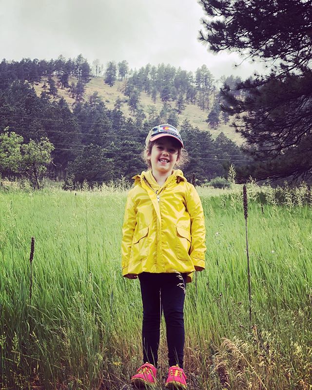 ImUnagi's tweet photo. Parents finally took us on a hike last weekend. It’s about time! #boulder #hiking https://t.co/DzBFTGA8ry https://t.co/gFEvJ8q202