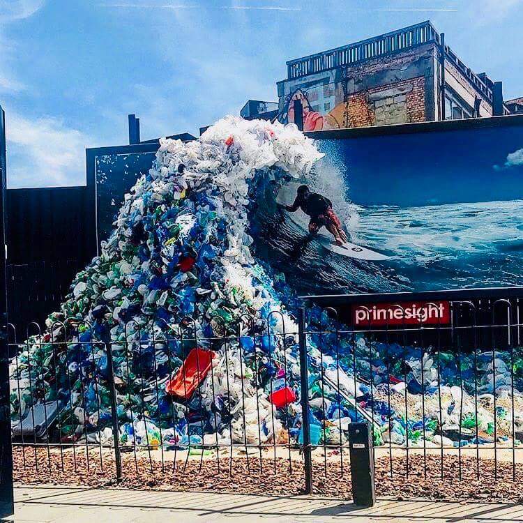 ReteClima's tweet photo. Un'onda oceanica di 1.580 kg di plastica......qui è solo uno spot, ma gli Oceani in alcuni punti sono quasi davvero così! :-( https://t.co/OWGN9e9kQW