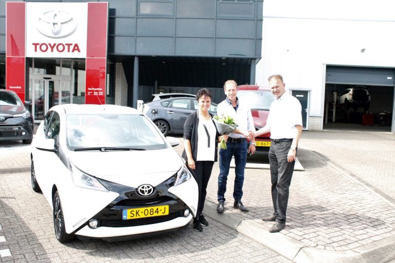 Grol100jaar's tweet photo. Officiële overhandiging auto aan winnaar jubileumloterij 100-jarige S.V. Grol 
https://t.co/UIoBQSS2zm https://t.co/Zkalm6FLNB
