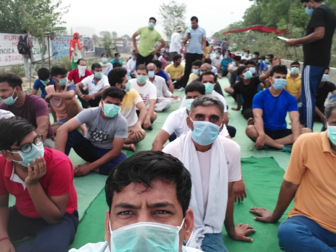 smartcloudcity's tweet image. #FitnessChallenge at #dumpingyard! Amazing #InternationalYogaDay2018 celebration by #Noida Resident, Yoga with #Masks !! #NoidaAgainstDumpingyard #NoInkLostSouls #Noida @myogiadityanath @pkg @noida_authority @cleanoida @YourNoida @ChintanIndia @Bharati09 @NBTDilli @TOIDelhi