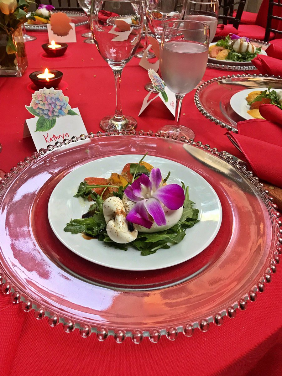 NYGoodEvents's tweet photo. #blossomed #edibleOrchid🌺 #burrata🥚 with #hurloomtomatoes🍅 on a bed of #Arugula🌱with #Basilpesto🌿, #crackblackpepper , #seasalt &amp; #balsalmicglaze 👌🏾 #nygoodevents 🍸 #goodevents🍷#1stcourse is ready!#NYC #TheBigApple🍎🗽 #DinnerParty @elitetentpartyrental   #nygoodevents🍸 https://t.co/3liVEq88UK