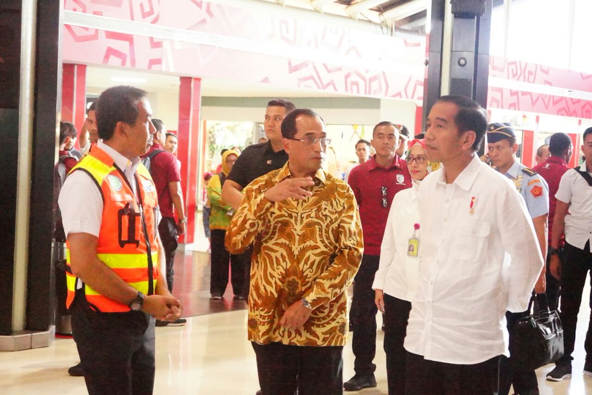 soettaairport's tweet photo. Presiden @jokowi melakukan peninjauan Runway 3 dan arus balik mudik lebaran 2018 ke Bandara Soekarno – Hatta pada hari ini Kamis, 21 Juni 2018.
#CGKupdate
#CGKnews https://t.co/jNIFijG4Is