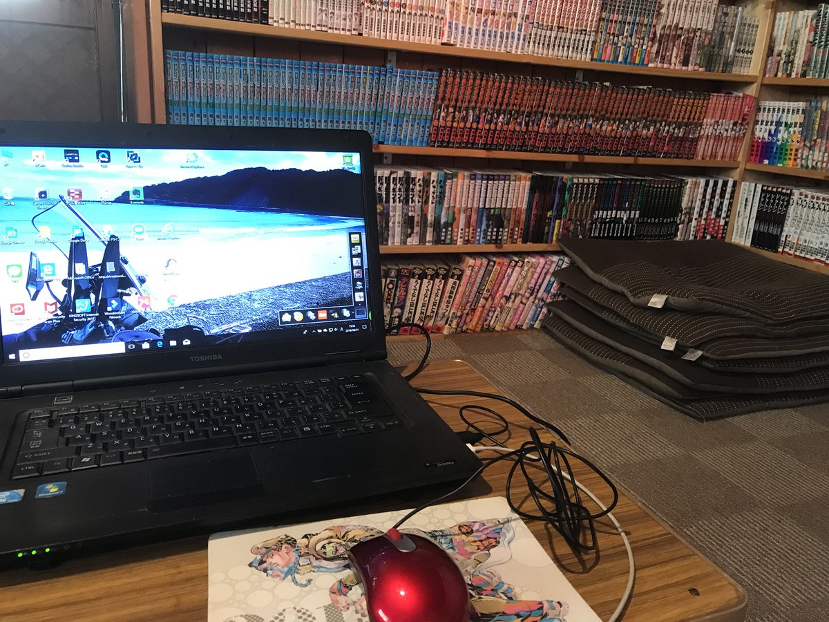 引きこもりライダー隼で北海道the Last 116日目 ライダーハウスクリオネのだべり部屋で漫画に囲まれながら またーりpcワークなう 誘惑多いー