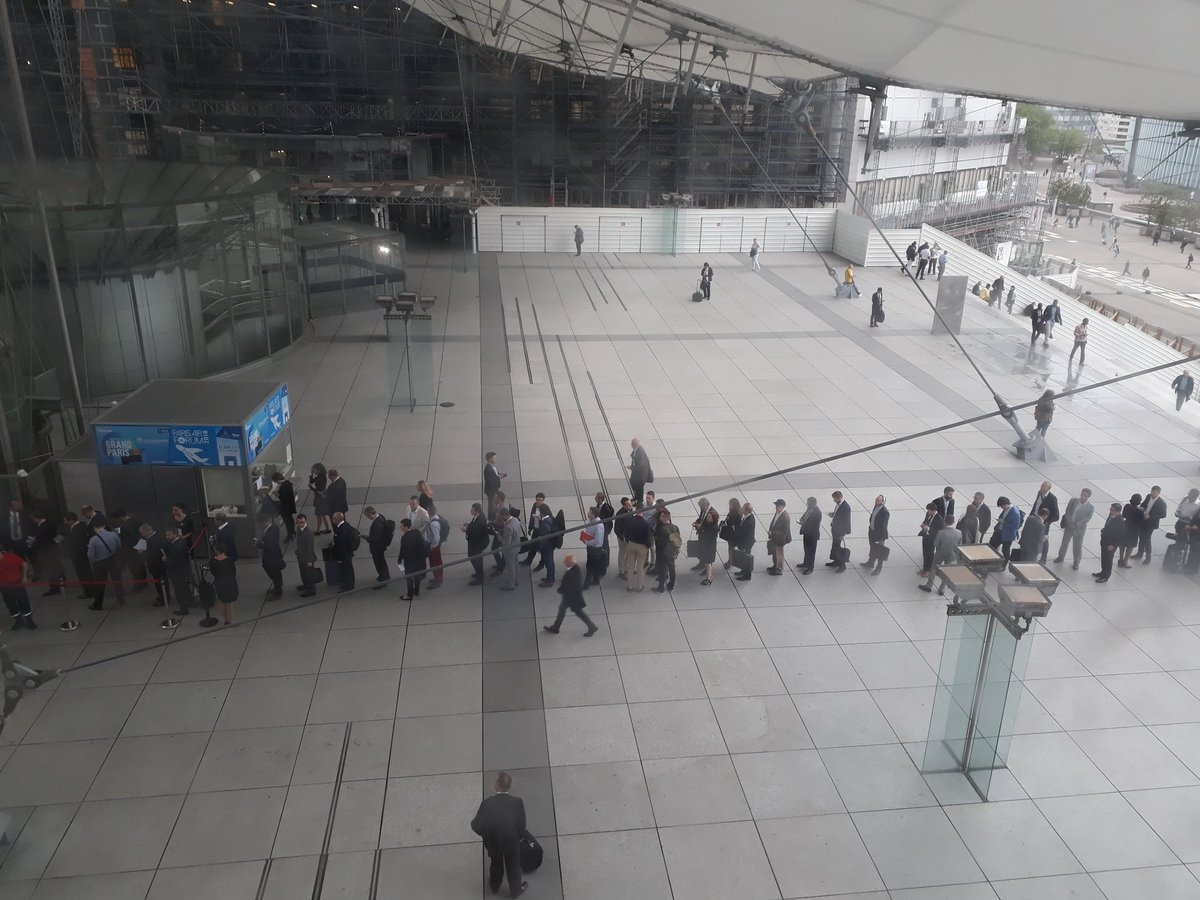 A #ParisAirForum, exceptées les hôtesses d'accueil, l'assistance semble être composée à 95% de mecs ! Une belle image pour les decideurs du secteur ! #latribune #