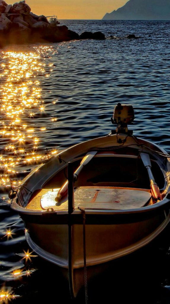 ثق..انه  لن ينكسر قارب الحياة على صخرة اليأس طالما هنالك شيء أسمهُ (الثقه بالله)..🙏🏻🌹