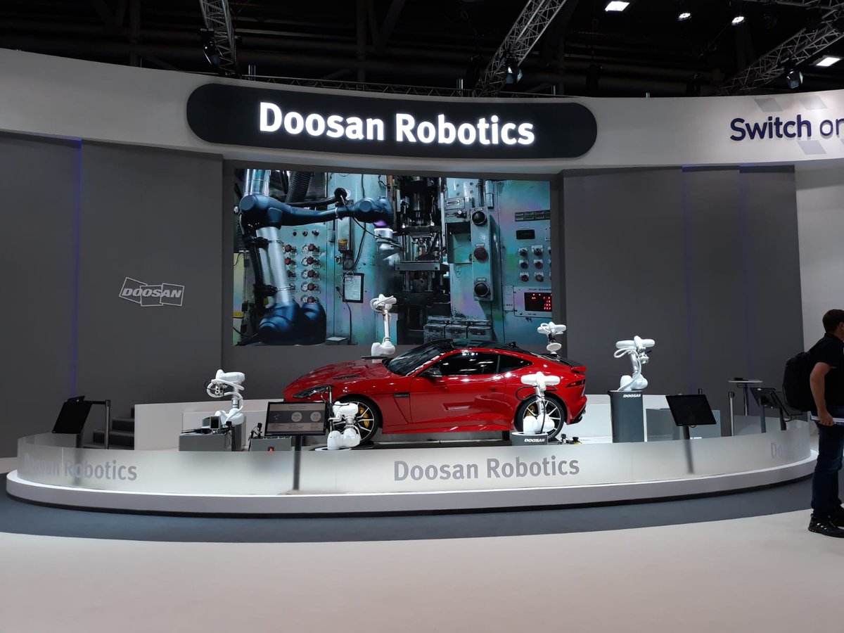 Pickplace_PRJ's tweet photo. These also caught our eye at #automatica2018 (@automaticafair):
1⃣ Evaluating at IDS stand 3D stereovision system from #Ensenso.
2⃣ Collaborative robotics (#cobots) from @doosanrobotics.
3⃣ #Exoskeletons for workers from @comaugroup. https://t.co/yAHvB6BJA7