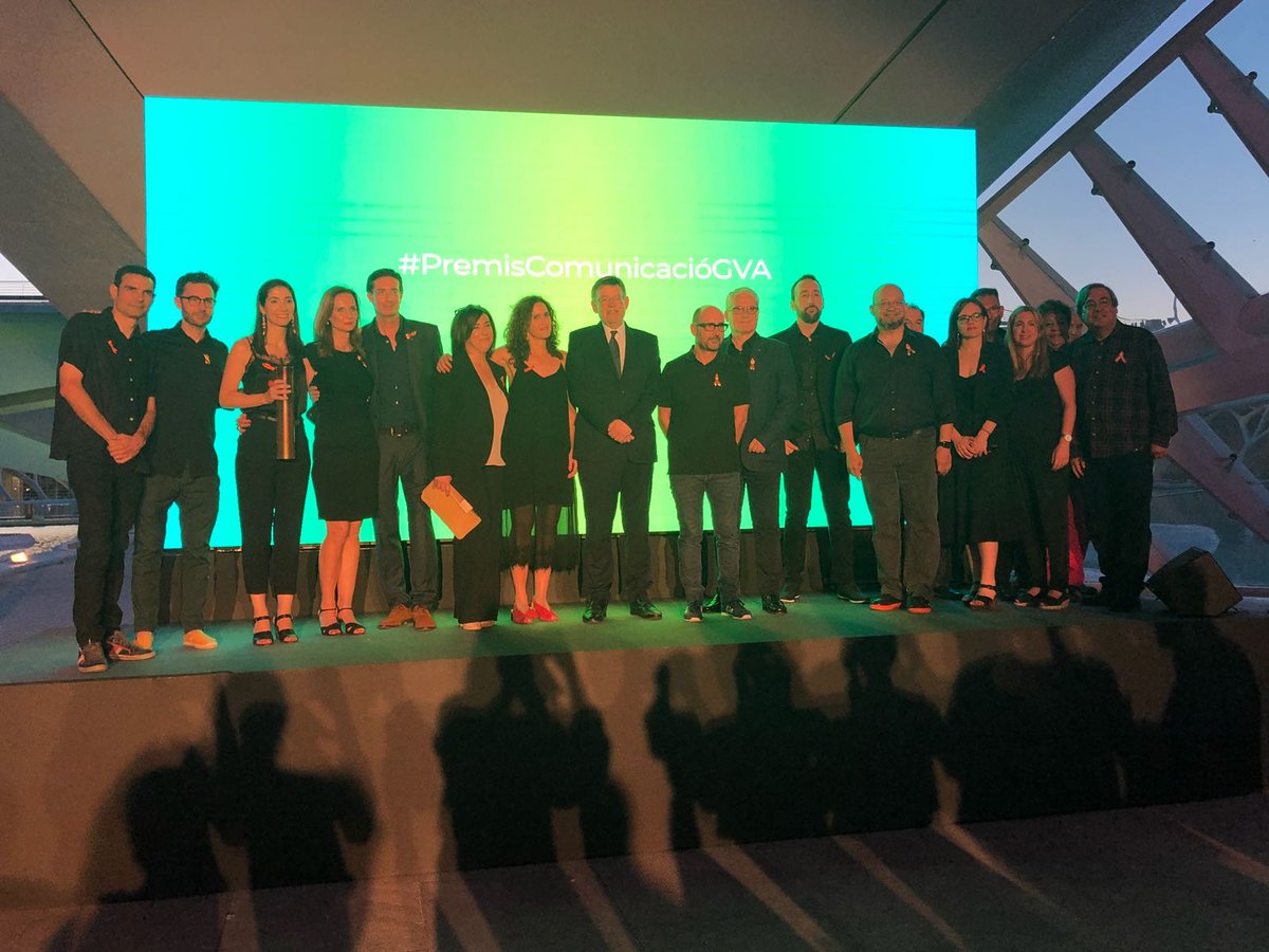 CdiRNE's tweet photo. La plantilla de RTVE en la Comunidad Valenciana recibió ayer el premio de Comunicación de la Generalitat por el compromiso en defensa de una radiotelevisión pública de calidad mostrado por sus trabajadores. Enhorabuena compañeros! #defiendeRTVE #RTVEdeTodos https://t.co/X8gZ2TRBED