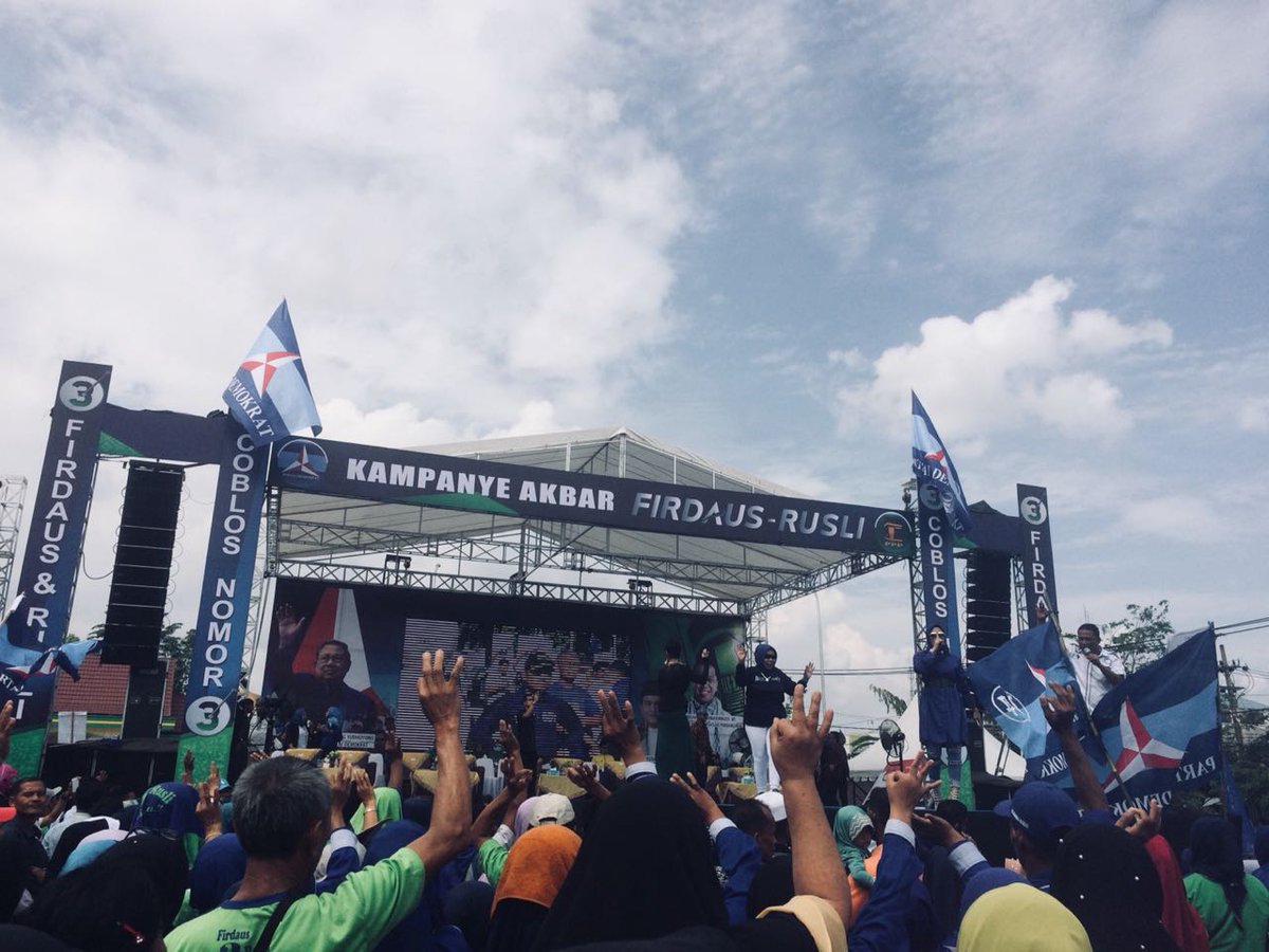 franzsetya502's tweet photo. makin ramai aja nih kampanye akbar di lapangan merdeka bangkinang, 👌👌👌

#FirdausRusliGubernurRiau
#RiauCoblosNomorTiga
#FirdausRusliMenang https://t.co/lHz6qPFERC