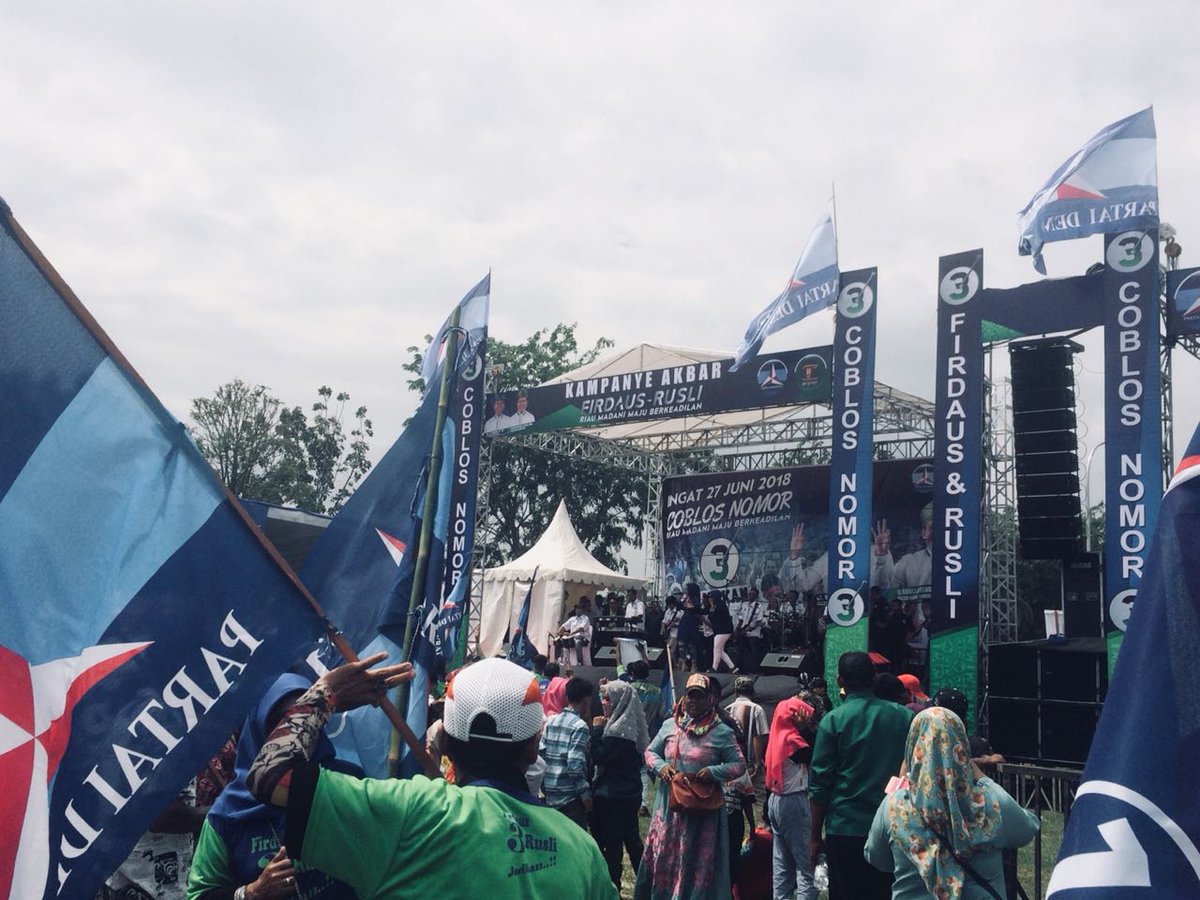 franzsetya502's tweet photo. makin ramai aja nih kampanye akbar di lapangan merdeka bangkinang, 👌👌👌

#FirdausRusliGubernurRiau
#RiauCoblosNomorTiga
#FirdausRusliMenang https://t.co/lHz6qPFERC