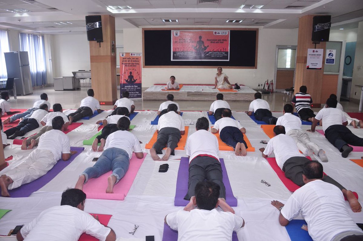 AssamIocl's tweet photo. Employees of IO-AOD SO participated enthusiastically in Yoga session conducted at the State Office today on occasion of International Yoga Day. Mrs Meera Saikia, Associate Member, Indian Yoga Culture and Yoga Therapy Centre spoke on the occasion about the health benefits of Yoga. https://t.co/XpTR3ednZv